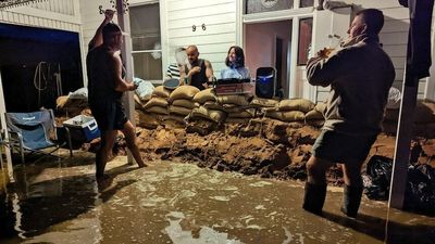 As Victorian floodwater peaks in Echuca, a tight-knit community comes together