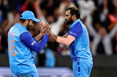 India restrict Pakistan to 159-8 at T20 World Cup