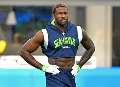 Seahawks WR DK Metcalf carted off the field, ruled out due to knee injury