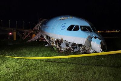 Korean Air plane overruns Philippine runway, 173 people safe