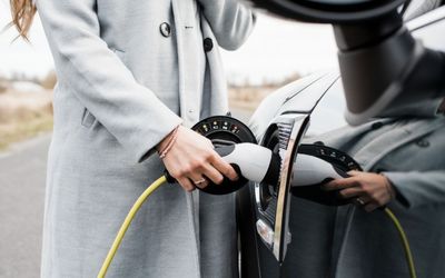 NSW, Victorian politicians pledge to power electric vehicles