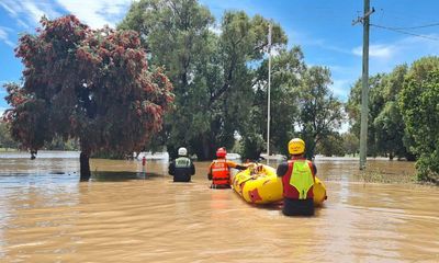 Narrabri evacuated as flood waters enter homes in saturated northern NSW