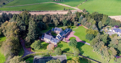 Stunning property on the banks of Bardowie Loch just 20 minutes from Glasgow up for sale