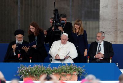 Pope appeals to politicians to avert threat of nuclear war over Ukraine
