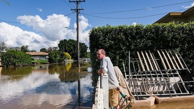 Residents in NSW town of Moree still 'marooned' and waiting to start 'tedious' clean-up