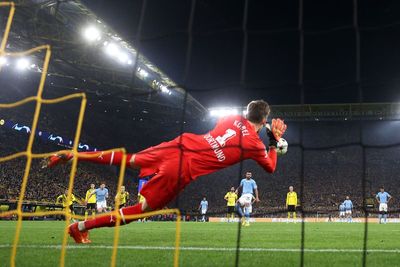 Riyad Mahrez misses penalty but Man City take top spot with Borussia Dortmund draw