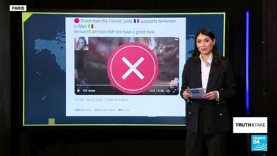 Social media users falsely claim that French soldiers are arming terrorists in Mali