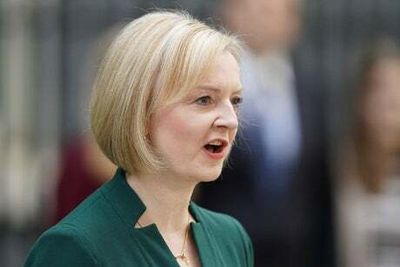 ‘I Predict a Riot’ by the Kaiser Chiefs blasted behind Downing Street as Liz Truss gives final speech as PM