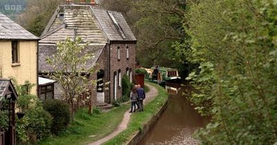 An Escape to the Country canalside mystery property that house hunters refused to see again is going to auction