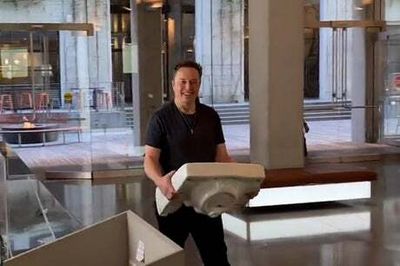 Elon Musk turns up at Twitter HQ carrying a sink as takeover bid nears end