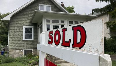 US mortgage rates top 7% for the first time in 2 decades