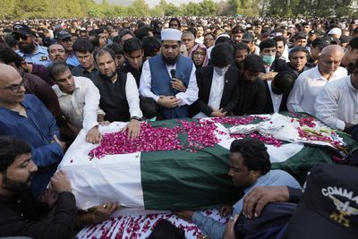 Thousands attend Pakistani journalist Arshad Sharif’s funeral