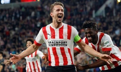 Luuk de Jong inspires PSV Eindhoven to win that makes Arsenal wait
