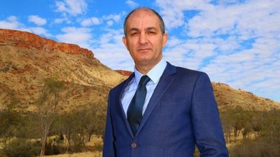 Alice Springs mayor considers barring public from council meetings amid safety concerns