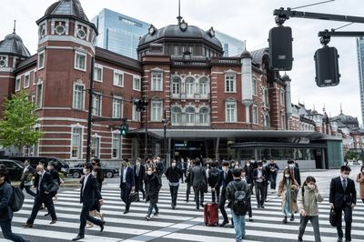 Bank of Japan sticks to easing despite yen pressure