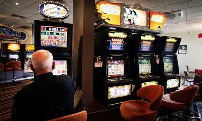 NSW Labor resists pressure to commit to cashless gambling card