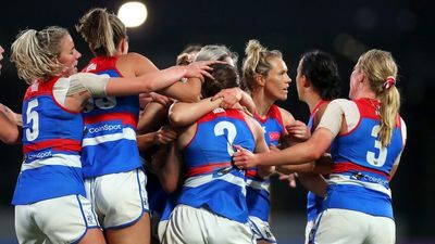 Last-gasp win over Carlton ensures Western Bulldogs play AFLW finals