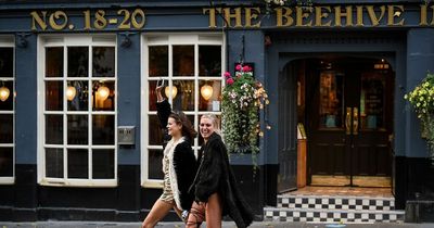 Edinburgh pub apologises to English tourist after waitress 'rolls her eyes'