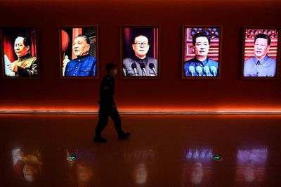 Xi and top officials pay homage to Mao