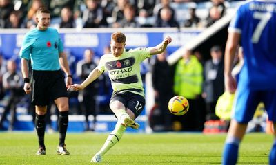 De Bruyne’s terrific free-kick gives Manchester City edge against Leicester