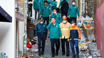 South Korea in national mourning after at least 153 die in Halloween crowd surge