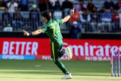 Pakistan keep World Cup hopes alive, Bangladesh win thriller