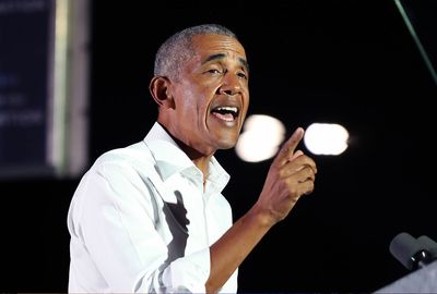 Obama shuts down heckler at rally