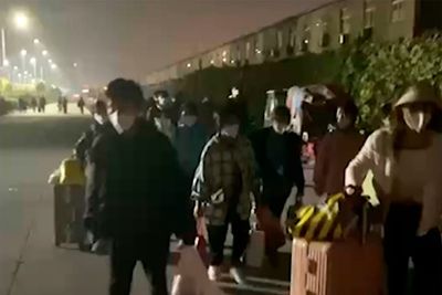 Workers leave iPhone factory in Zhengzhou amid COVID curbs