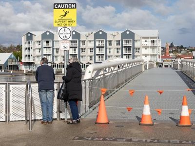 Damaging winds hit eastern Australia