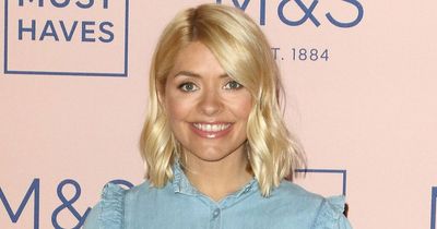 Holly Willoughby fans wowed by her mum's youthful looks in cute family photo