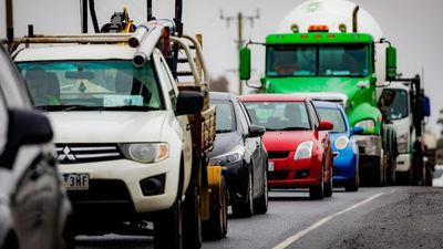 An hour and a half to drive 3km — why is traffic so bad in Melbourne's outer suburbs?