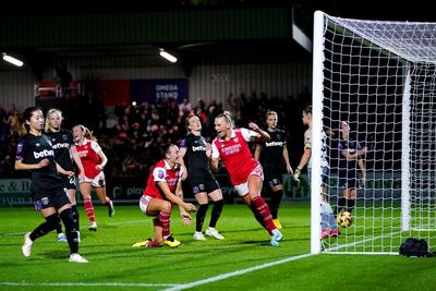 Manchester United and Arsenal maintain winning starts to WSL season