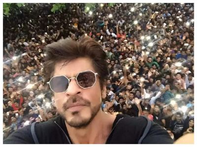 Ahead of Shah Rukh Khan's birthday, fans gather outside Mannat to get a glimpse of their favourite King Khan – WATCH video