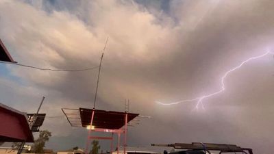 Power knocked out and buildings damaged as Oodnadatta records winds up to 139 kph