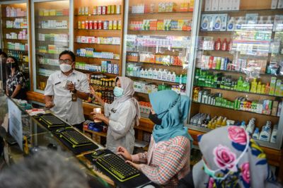 Indonesia revokes firms' fever syrup licences amid probe into 150 deaths