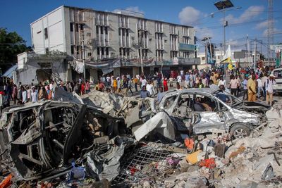Somalia car bombs death toll up to 120, some still missing
