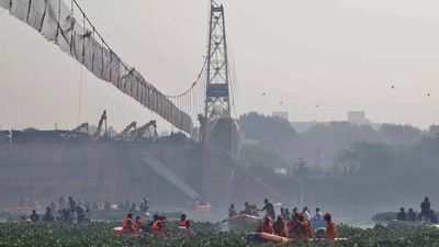 9 held as Gujarat footbridge collapse toll rises to 134, search to resume today