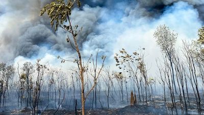 Fires blazing across Top End amid heatwave, lightning strikes