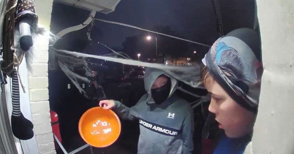Doorbell footage captures boys making a heartwarming…