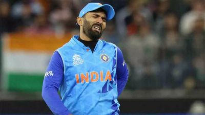 T20 World Cup: Dinesh Karthik looks patchy in nets, Rahul Dravid says 'call on him tomorrow'