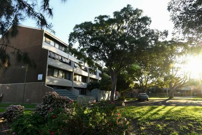 Refurbishing not demolishing Port Melbourne public housing estate could save Victoria $88m, study finds
