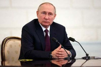 Vladimir Putin’s hands suggest he may be unwell, says former British Army chief