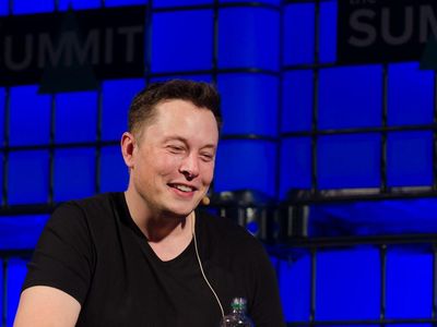 Elon Musk Slaps Price Tag On Twitter Verification Following SoFi CEO, Stephen King Comments: 'They Should Pay Me'
