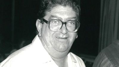 Former elite junior swim coach John Wright dies in custody while awaiting trial for historical child sex abuse