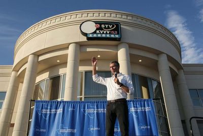 O’Rourke outraises Abbott in final month of Texas governor’s race