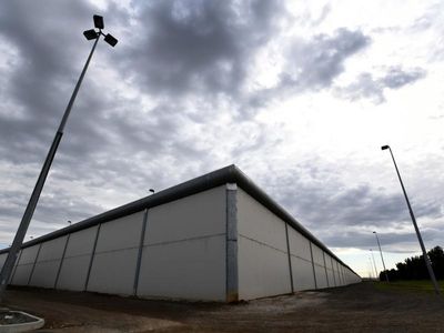 Cops called as prisoner climbs onto roof