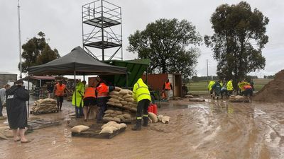 Body found in floodwater, man still missing as flood evacuation warnings escalate across NSW