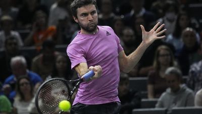 Simon grits his way past Fritz to continue fairy-tale farewell at Paris Masters