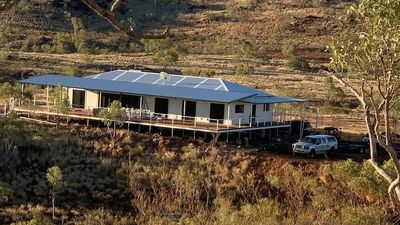 Cloncurry man builds off-grid home in outback Queensland but warns 'it's not for everyone'