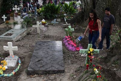 El Salvador destroys gang members' tombstones